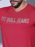 CAMISETA MASCULINA GOLA V COM LOGOMANIA PIT BULL JEANS SOFISTICADO