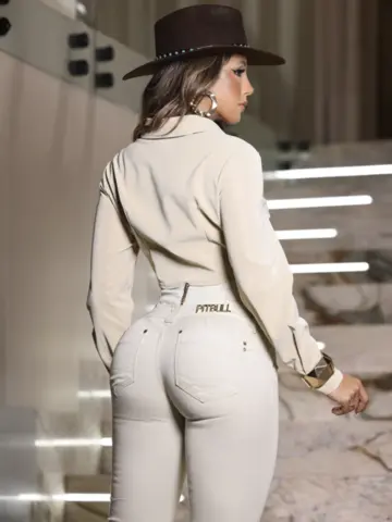 CAMISA CROPPED PIT BULL JEANS SOFISTICADA E FASHION COM TOQUE EXCLUSIVO
