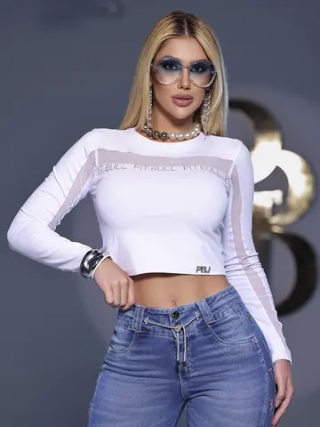 CROPPED BRANCO PIT BULL JEANS COM MANGA LONGA ESSENCIAL E VERSÁTIL