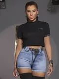 CROPPED ESTILOSO PIT BULL JEANS COM GOLA ALTA E DETALHES BRILHANTES