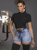 CROPPED ESTILOSO PIT BULL JEANS COM GOLA ALTA E DETALHES BRILHANTES