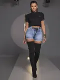 CROPPED ESTILOSO PIT BULL JEANS COM GOLA ALTA E DETALHES BRILHANTES