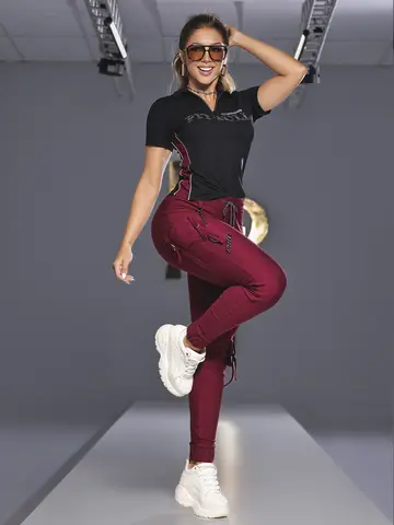 POLO FEMININA MODERNA E CASUAL COM ESCRITA PIT BULL E ZÍPER FRONTAL