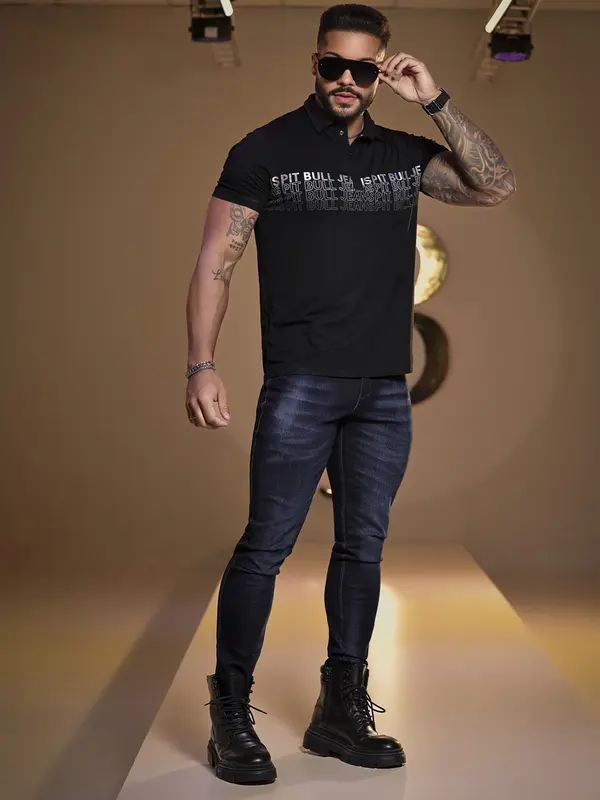 POLO MASCULINA PRETA PIT BULL JEANS COM LOGOMANIA EFEITO HOLOGRÁFICO