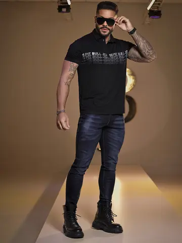 POLO MASCULINA PRETA PIT BULL JEANS COM LOGOMANIA EFEITO HOLOGRÁFICO