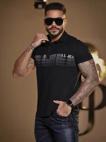 POLO MASCULINA PRETA PIT BULL JEANS COM LOGOMANIA EFEITO HOLOGRÁFICO