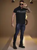 POLO MASCULINA PRETA PIT BULL JEANS COM LOGOMANIA EFEITO HOLOGRÁFICO
