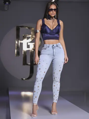 CORSET DESLUMBRANTE COM DECOTE OUSADO E ATRAENTE PIT BULL JEANS