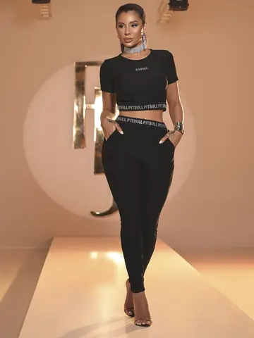CROPPED FASHION MANGA CURTA ESTILOSO COM PEDRARIAS PIT BULL JEANS