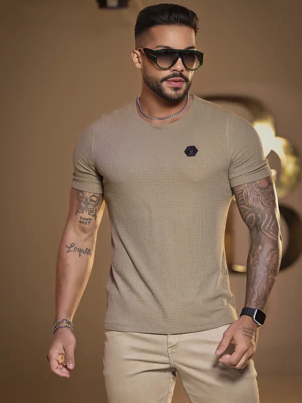 CAMISETA MASCULINA BEGE TEXTURIZADA CASUAL E VERSÁTIL PIT BULL JEANS