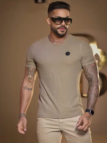CAMISETA MASCULINA BEGE TEXTURIZADA CASUAL E VERSÁTIL PIT BULL JEANS