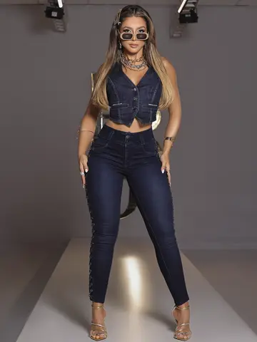 CALÇA CINTURA ALTA CONCEITO PIT BULL JEANS COM ILHÓS NAS ENTREPERNAS