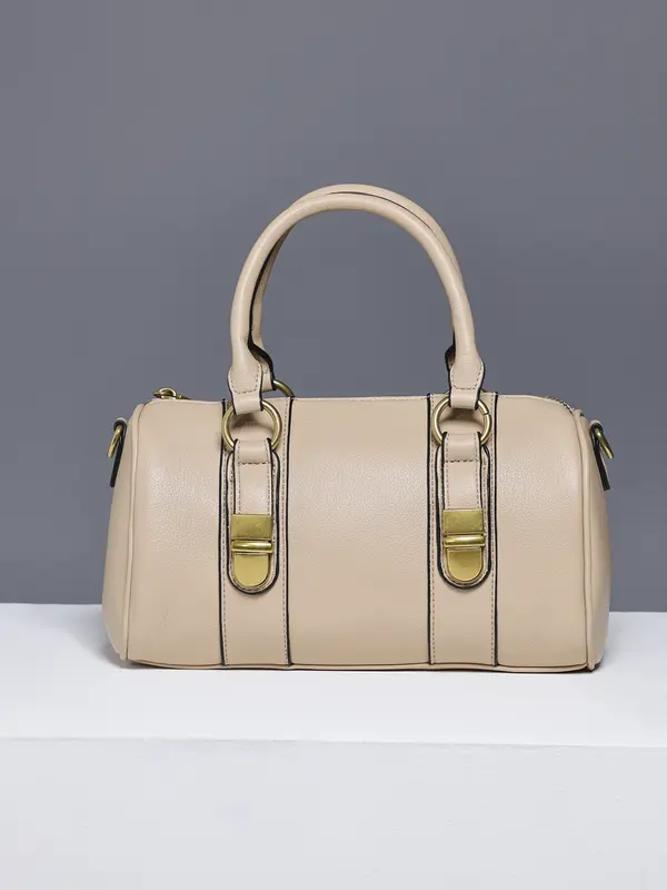 BOLSA BOWLING OFF-WHITE COM FERRAGENS DOURADAS E DESIGN MARCANTE
