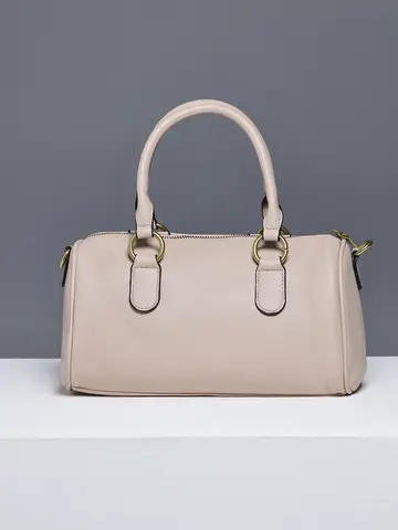 Bolsa Bowling com Ferragens Douradas e Design Marcante