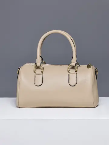 BOLSA BOWLING OFF-WHITE COM FERRAGENS DOURADAS E DESIGN MARCANTE