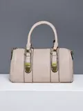 BOLSA BOWLING OFF-WHITE COM FERRAGENS DOURADAS E DESIGN MARCANTE