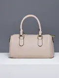 BOLSA BOWLING OFF-WHITE COM FERRAGENS DOURADAS E DESIGN MARCANTE