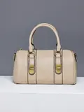 BOLSA BOWLING OFF-WHITE COM FERRAGENS DOURADAS E DESIGN MARCANTE