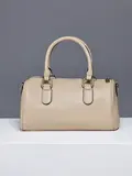 BOLSA BOWLING OFF-WHITE COM FERRAGENS DOURADAS E DESIGN MARCANTE