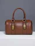 BOLSA BOWLING OFF-WHITE COM FERRAGENS DOURADAS E DESIGN MARCANTE