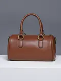BOLSA BOWLING OFF-WHITE COM FERRAGENS DOURADAS E DESIGN MARCANTE