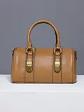 BOLSA BOWLING OFF-WHITE COM FERRAGENS DOURADAS E DESIGN MARCANTE