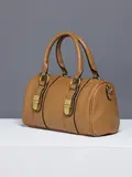BOLSA BOWLING OFF-WHITE COM FERRAGENS DOURADAS E DESIGN MARCANTE
