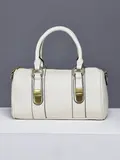 BOLSA BOWLING OFF-WHITE COM FERRAGENS DOURADAS E DESIGN MARCANTE