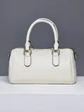 BOLSA BOWLING OFF-WHITE COM FERRAGENS DOURADAS E DESIGN MARCANTE