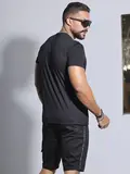 CAMISETA GOLA O LOGOMANIA PIT BULL JEANS COM VISUAL MODERNO