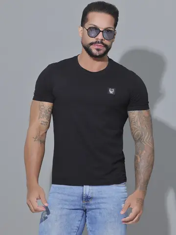CAMISETA GOLA O PRETA COM ELASTANO E ETIQUETA EMBORRACHADA PIT BULL JEANS