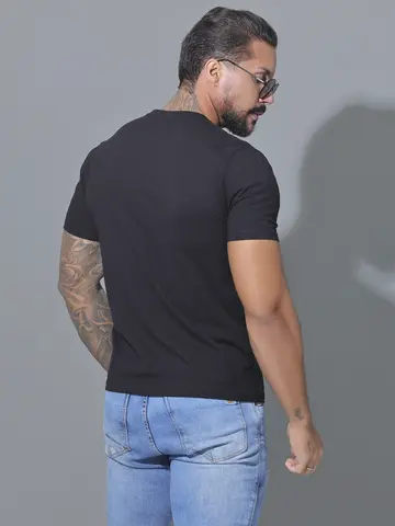 CAMISETA GOLA O PRETA COM ELASTANO E ETIQUETA EMBORRACHADA PIT BULL JEANS