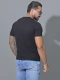 CAMISETA GOLA O PRETA COM ELASTANO E ETIQUETA EMBORRACHADA PIT BULL JEANS