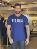 CAMISETA GOLA V PIT BLL JEANS MODELAGEM SLIM COM ESTAMPA PERSONALIZADA