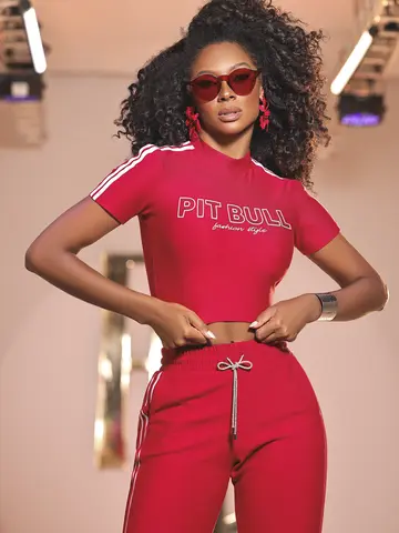Cropped Fashion e Estiloso com Estampa em Relevo Pit Bull Jeans