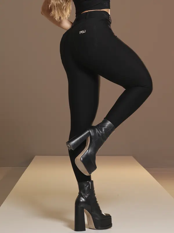 Calça Montaria Preta Modeladora e Sofisticada com Elástico Personalizado Pit Bull Jeans