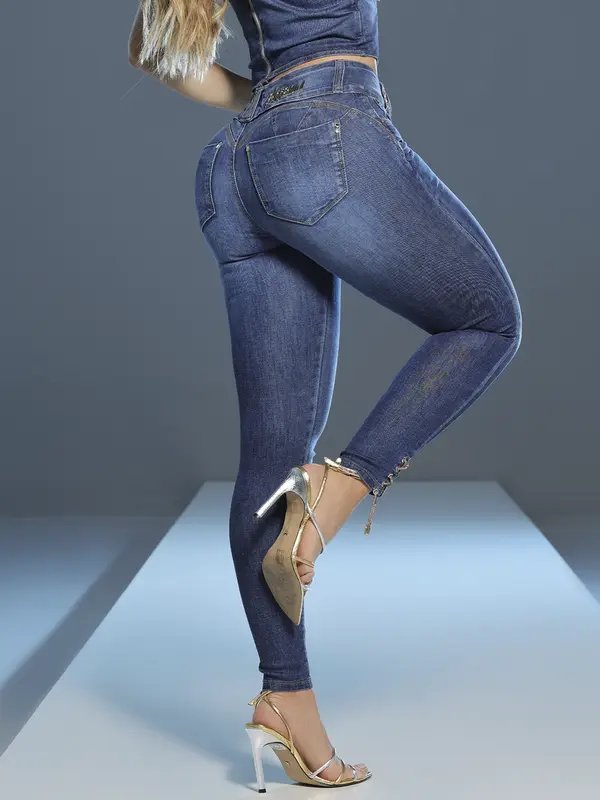 Calça Skinny Modeladora com Lavado Médio e Detalhes Únicos Pit Bull Jeans