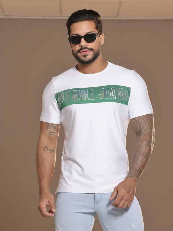 Camiseta Gola O Estilosa com Logomania Metalizada Pit Bull Jeans