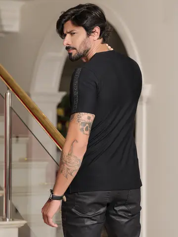 Camiseta Masculina Fashion com Estampa Metalizada e Elástico Personalizado Pit Bull Jeans