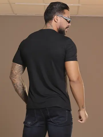 Camiseta Gola O Preta Estilosa e Autêntica com Estampa Metalizada Pit Bull Jeans