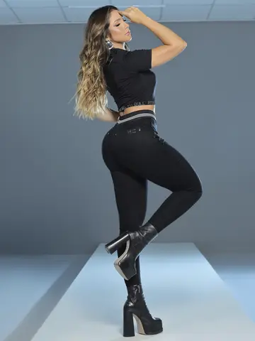 Calça Skinny Preta Modeladora e Estruturada com Cós Personalizado Pit Bull Jeans