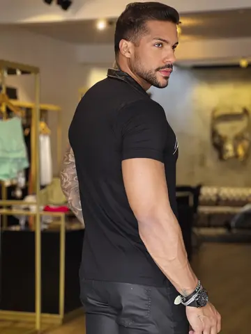 Polo Masculina Preta Sofisticada com Logomania em Relevo Pit Bull Jeans