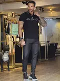 Polo Masculina Preta Sofisticada com Logomania em Relevo Pit Bull Jeans