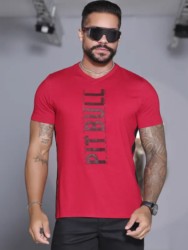 Camiseta Masculina Gola V Autêntica com Estampa em Relevo Pit Bull Jeans
