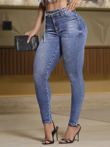 Calça Hot Pants Estilosa com Cinto de Strass e Acabamento Refinado Pit Bull Jeans