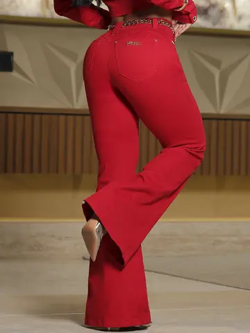 Calça Flare Vermelha Estilosa com Cinto de Corrente e Acabamento Premium Pit Bull Jeans