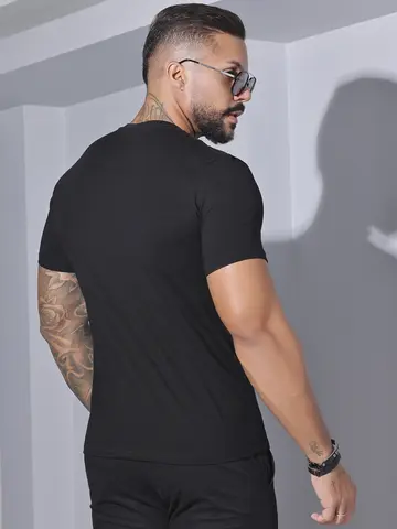 Camiseta Gola O Preta Confortável e Estilosa Pit Bull Jeans