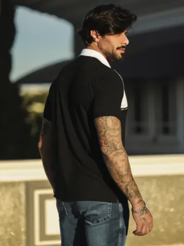 Polo Masculina Autêntica e Estilosa com Estampa em Relevo Pit Bull Jeans