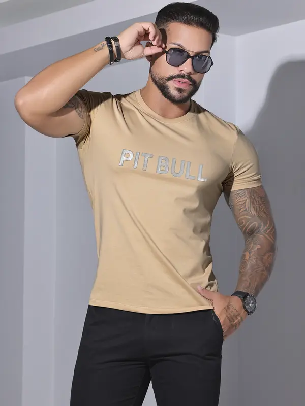 Camiseta Gola O Casual e Sofisticada com Estampa Metalizada Pit Bull Jeans