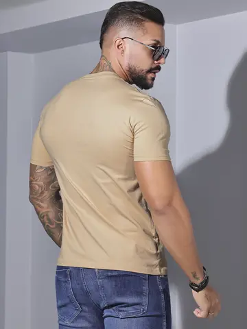 Camiseta Gola O Casual e Sofisticada com Estampa Metalizada Pit Bull Jeans